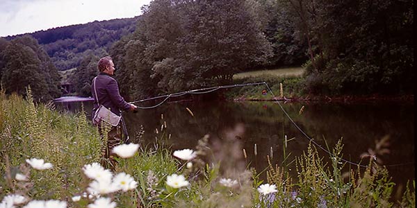 Angler an der Lieser bei Maring Noviand an der Mittelmosel