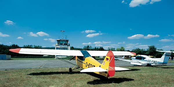 Kleinflugzeug, Flugplatz, Tower, Föhren, Flugzeuge