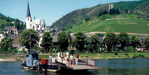 Moselfaehre bei Klotten an der Mosel