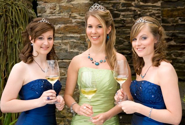 Julia I. mit ihren Weinprinzessinnen Laura und Nadine (2012-2014)