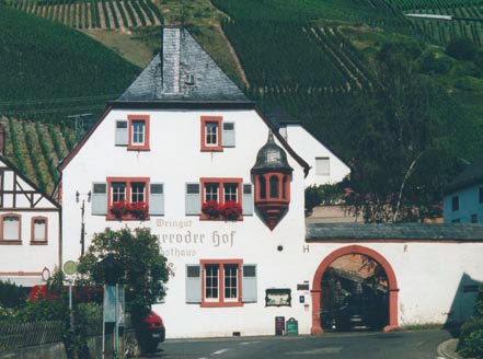 Weingut-Gästehaus  Himmeroder  Hof aus Kesten